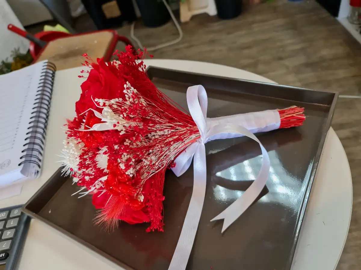 Bouquet fleurs séchées rouge et blanc