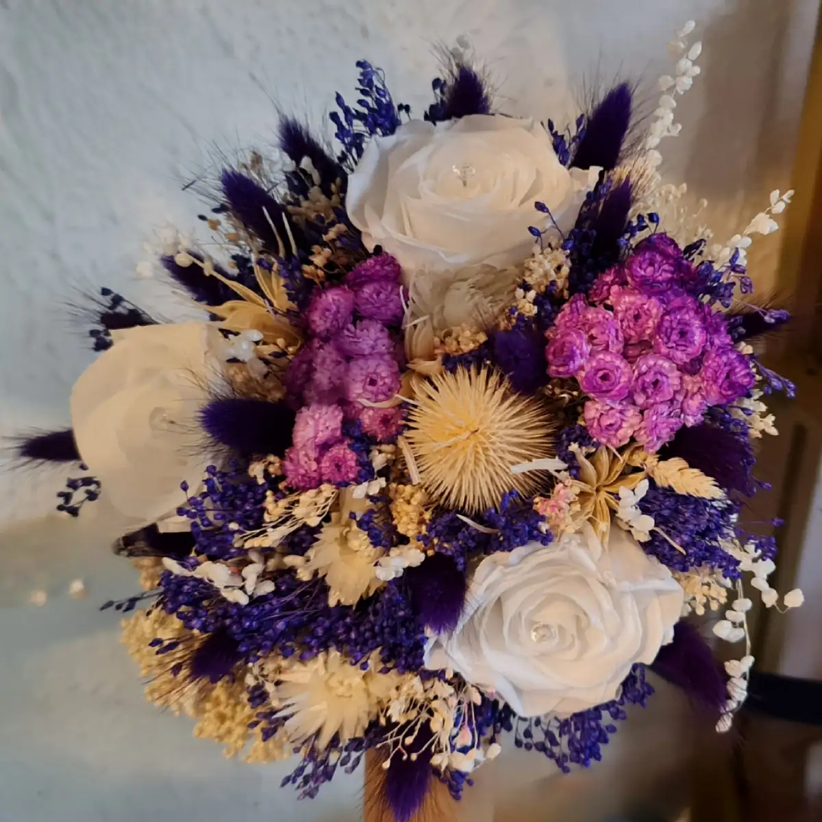 Bouquet fleurs séchées bleu roi, violet et blanc