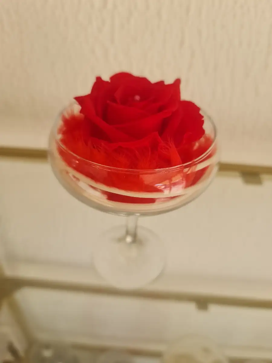 Rose éternelle sur pied rouge